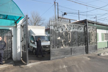 Bărbat escortat la Poarta Albă pentru conducere fără permis și instigare la înșelăciune